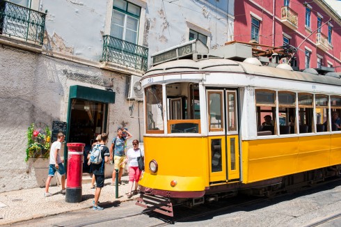 żółty tramwaj w Lizbonie