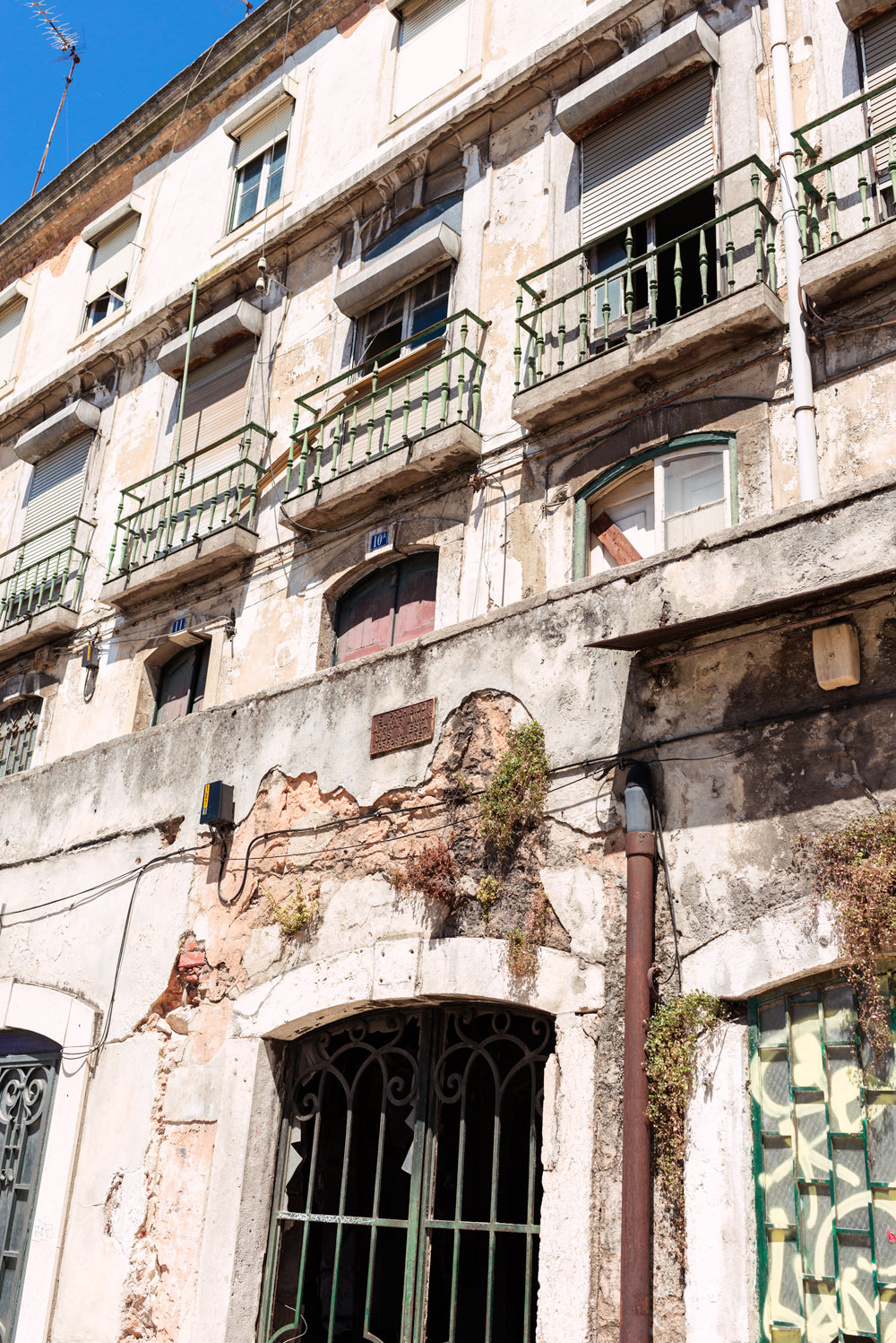dlaczego-budynki-w-lizbonie-sa-opuszczone